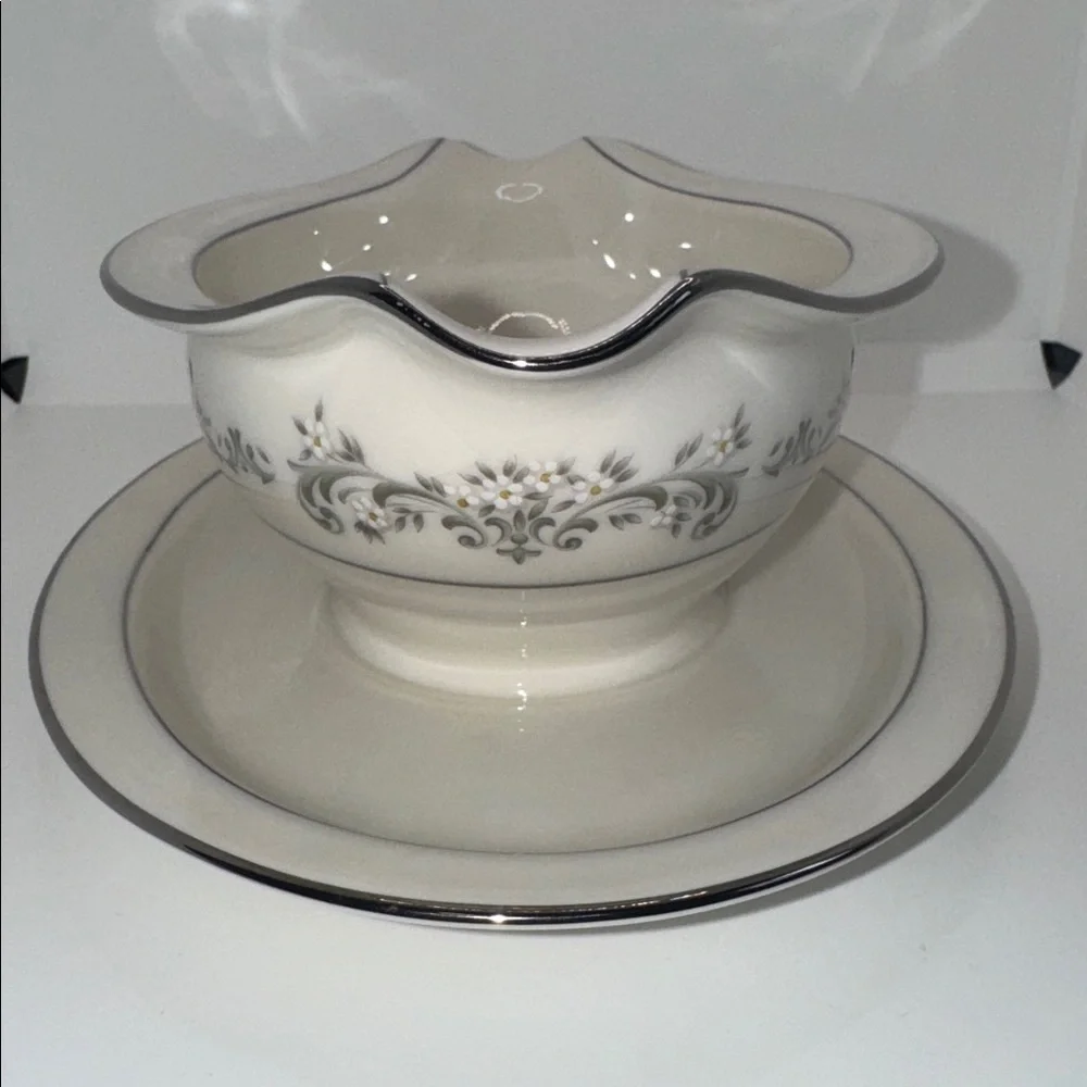 Noritake Gravy Boat w Attached Under Plate Parkridge Pattern